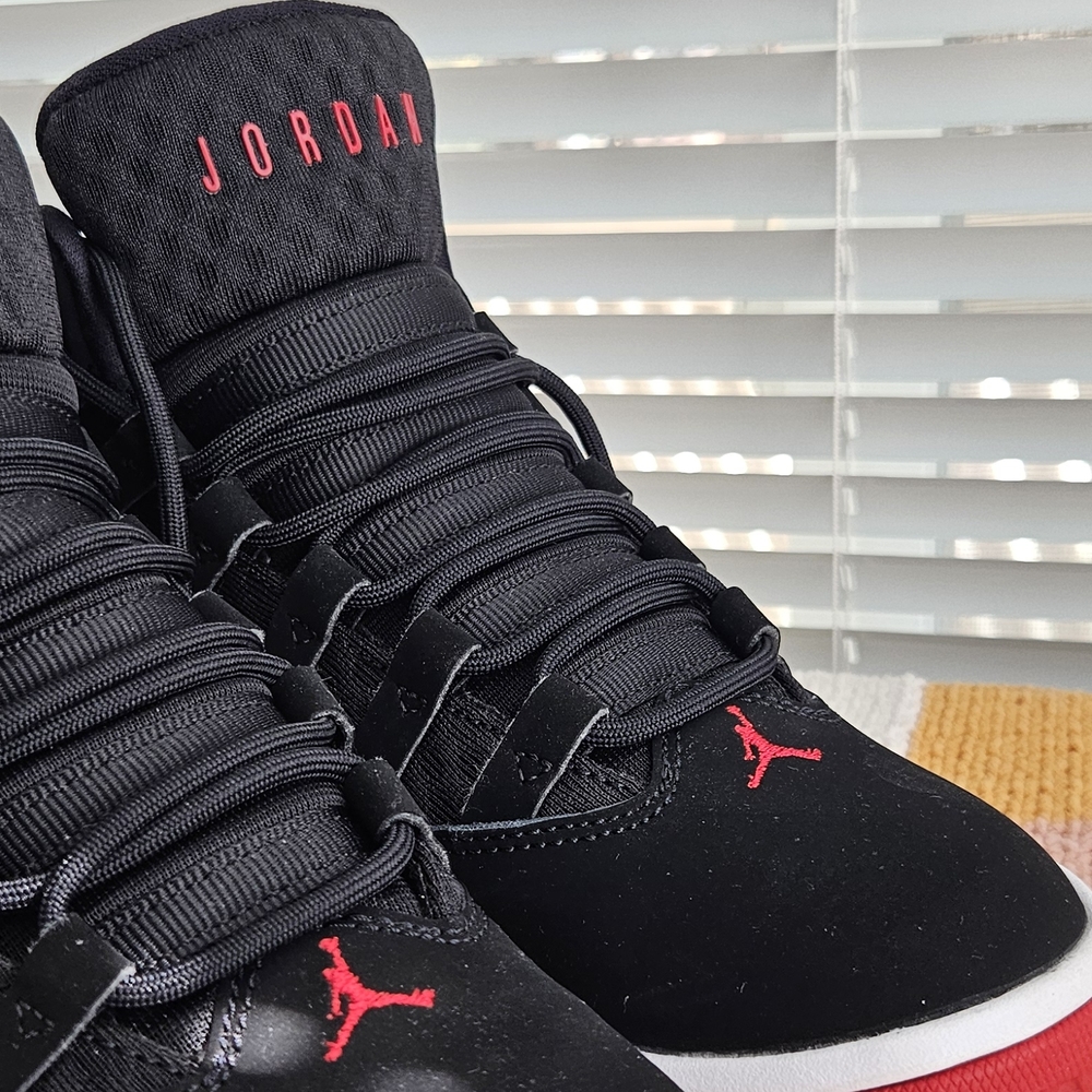 Jordan Kids Max Aura Black and Red Sneakers - Picture 6 of 16